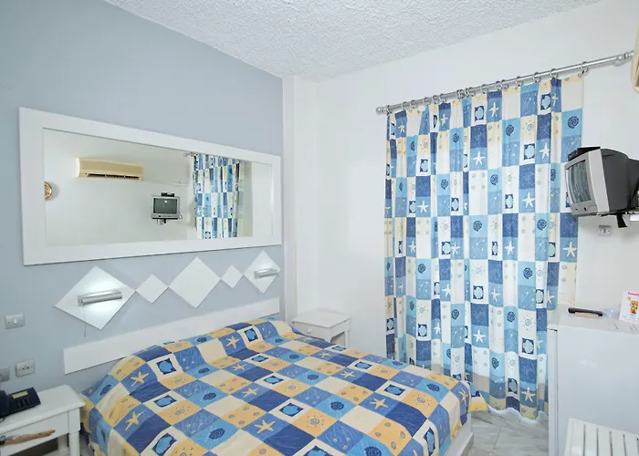 Porto Castello Fira (Santorini)