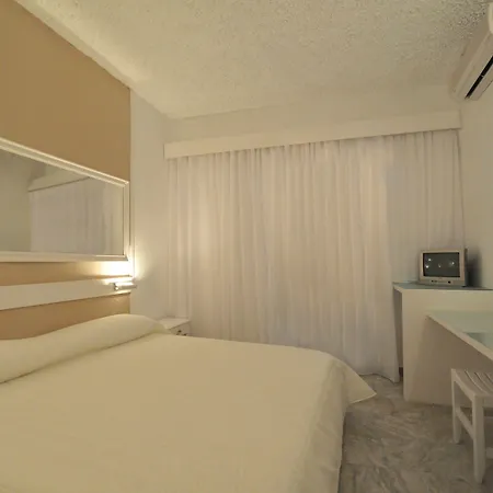 Porto Castello Fira (Santorini)